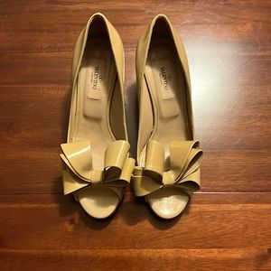 Women’s Valentino kitten heels. Super cute, and comfy. Excellent condition.